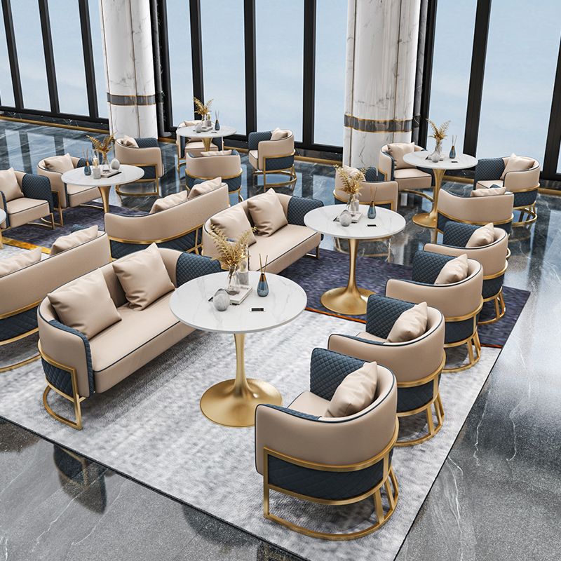Traditionele eettafel in luxe stijl, witte ronde tafel van gesinterd steen