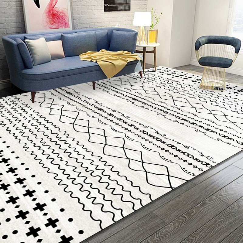 Tapis à imprimé tribal de ton blanc