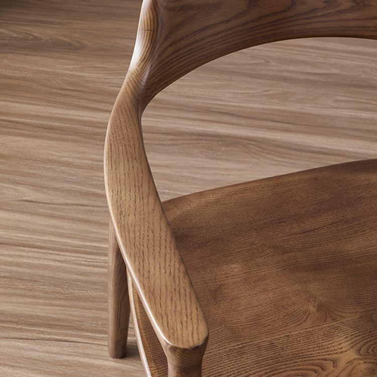 El brazo tradicional que cena las sillas abre los sillones caseros de madera sólida de la parte posterior
