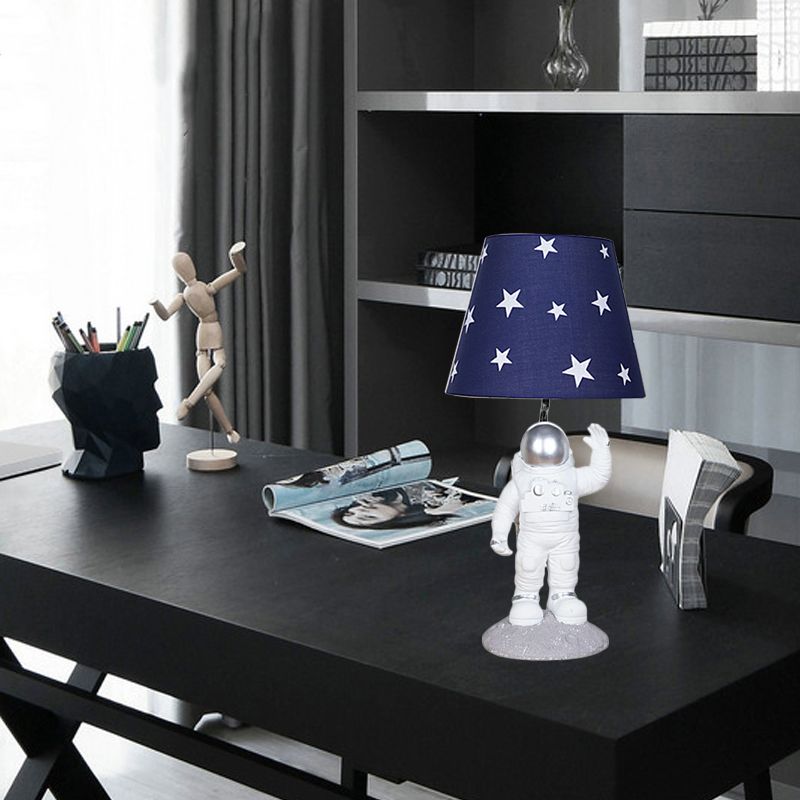 Blue Empire Shade Night Lampe Kinder einzeln stern gemustertem Stofftisch Beleuchtung mit geschnitzter Raumfahrt -Basis, 10 "/13" breit