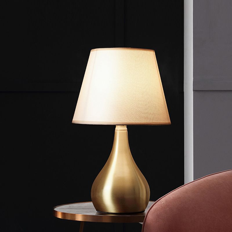 Lampada da tavolo metallica a forma di urna Simplicity Lampada da comodino con finitura in ottone a 1 luce con paralume in tessuto a botte
