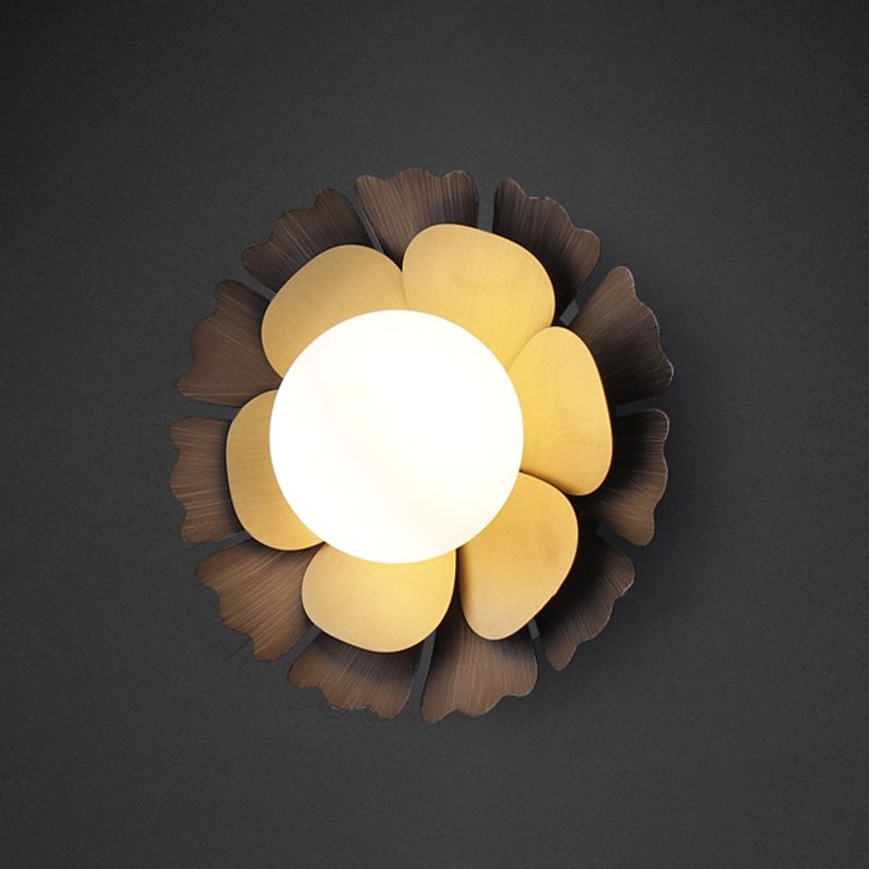 Postmodern Metal Wall Sconce Flower Shape Wall Light for Bedroom
