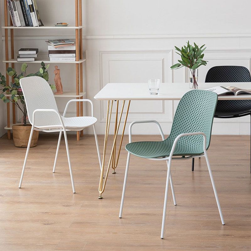 Chaise d'intérieur contemporaine avec accoudoirs et dossier solide en métal (Ensemble de 4)