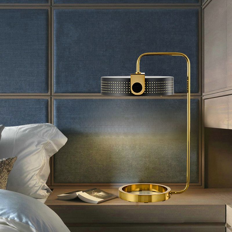 Luz de mesa de dormitorio redonda Lámpara de escritorio de modernismo metálico de 1 bulbo en oro con diseño hueco