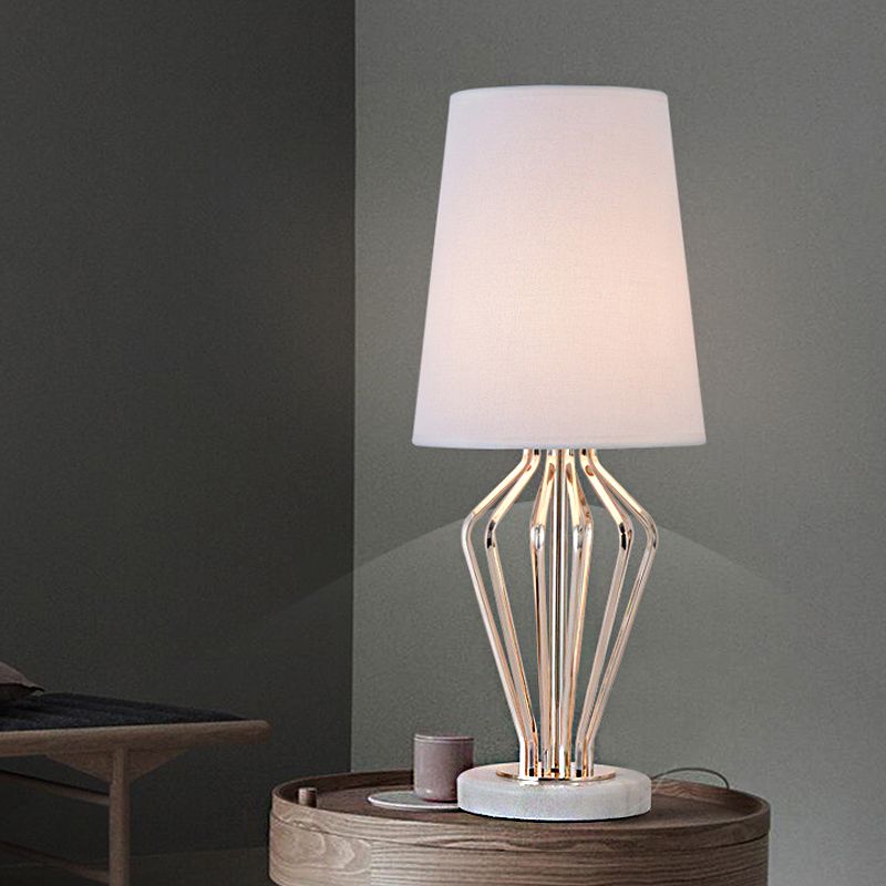 Tela Black/White Table Light Barrel Forma 1 Lámpara de lectura tradicional para el dormitorio, 8.5 "/12" de ancho