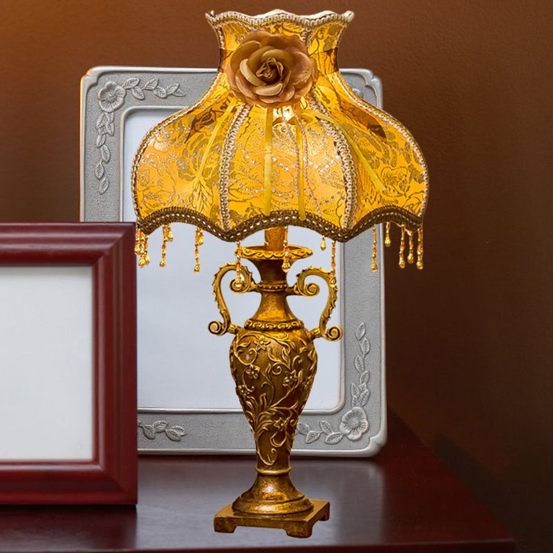 Traditionelle Zwei-Griff-Vase-Tischlampe 1 Lampenharz-Nachttischlicht mit gebogenem Stoffton in Gold