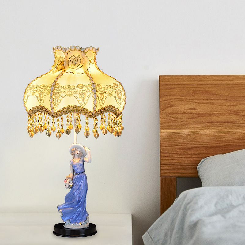 Lampada da tavolo pastorale donna notturna in ceramica beige a 1 lampadina con paralume in tessuto smerlato