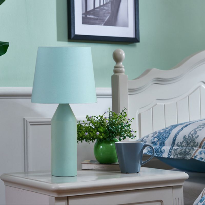 Moderne makkaronfarbene Schreibtisch Leuchtstift 1 Kopfstofftischlampe mit sich verjüngter Schatten für das Restaurant