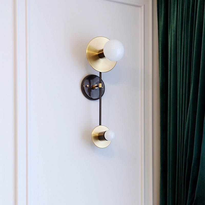 Moderne exponierte Zwiebel Wandleuchte Metall 2 Lichter Wohnzimmerwandlampe in Gold mit Opalglasschatten