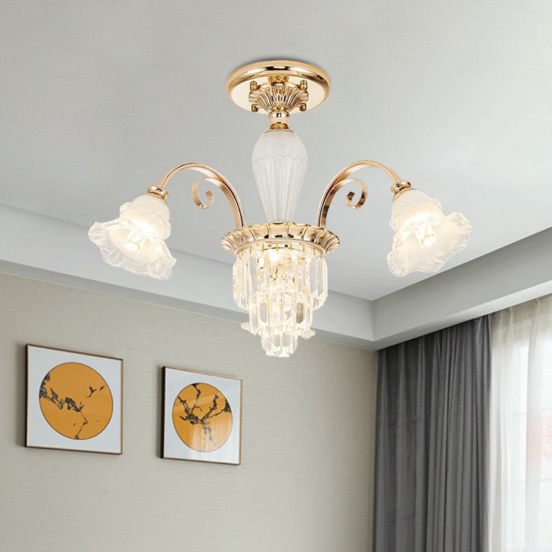 Zeitgenössische Blüte Semi Flush Light 3 Köpfe Opalglas Flush Mount Rampenlicht in Gold mit Kristalldekoration