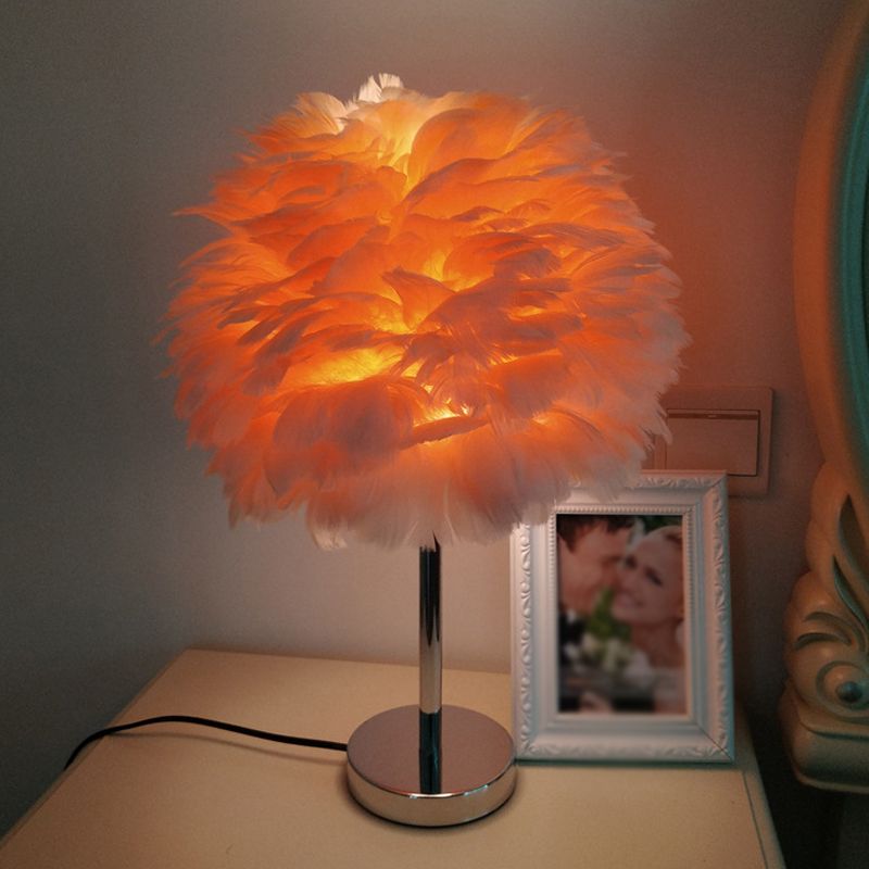Moderna lampada da tavolo plug-in Artichoke Feather 1 luce Lampada da comodino per ragazze in rosa/grigio/bianco