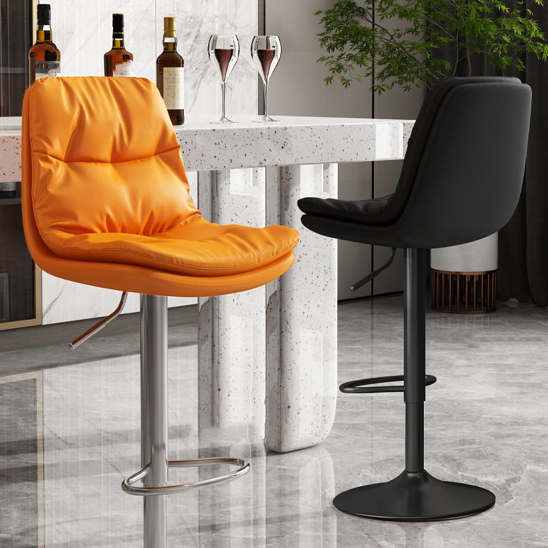 Taburete de bar interior de altura ajustable de cuero moderno con patas de hierro y respaldo bajo