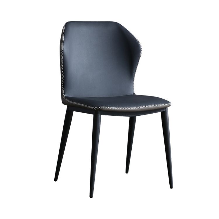 El lado moderno del comedor preside la silla sin brazos curvada cuero mate de Parsons del final