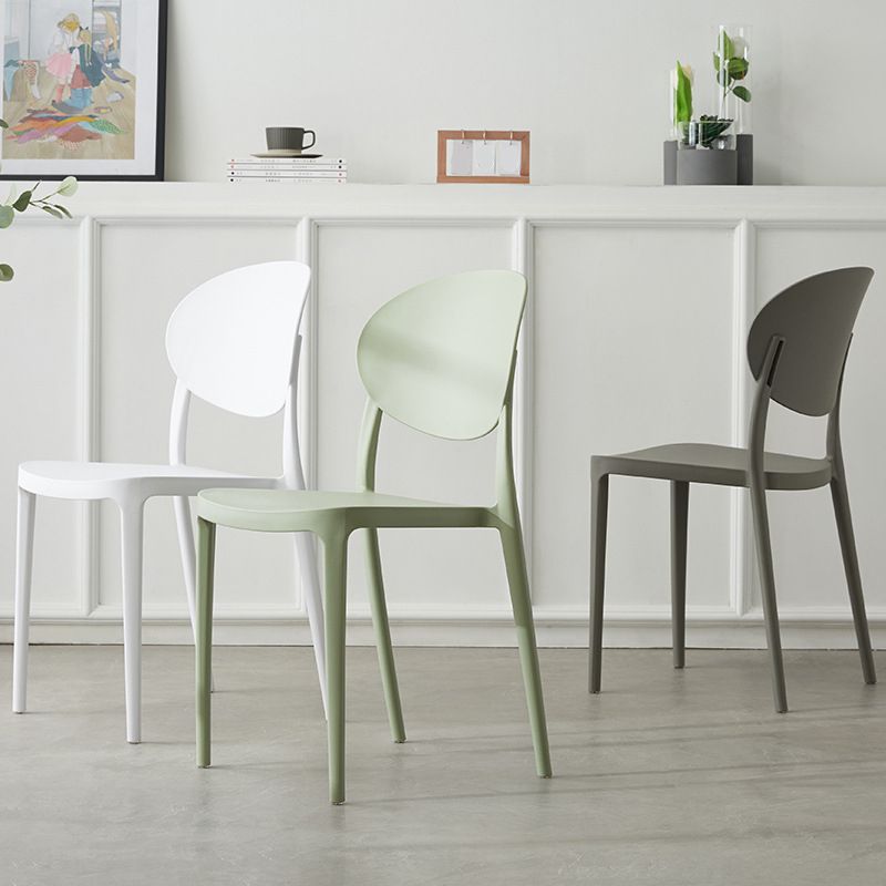 Silla de comedor de plástico escandinavo con respaldo abierto y acabado mate