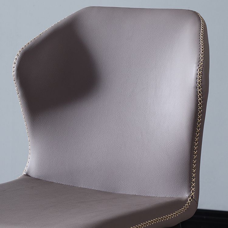 El lado sin brazos del diseño contemporáneo preside el cuero que cena la silla lateral