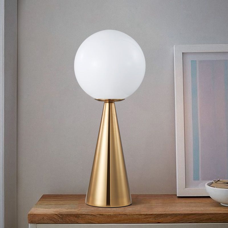 Gouden sferische nachttafelverlichting eigentijdse 1-head metalen nachtkastje lamp met roomglasschaduw