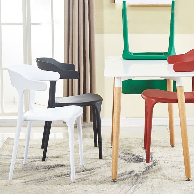 Sedia a braccio di plastica contemporanea.