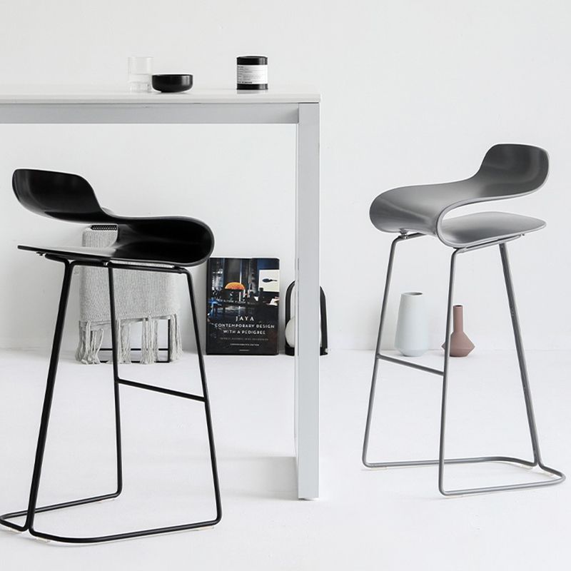 Taburete nórdico simple con respaldo bajo, taburete alto de hierro para interiores con asiento de plástico