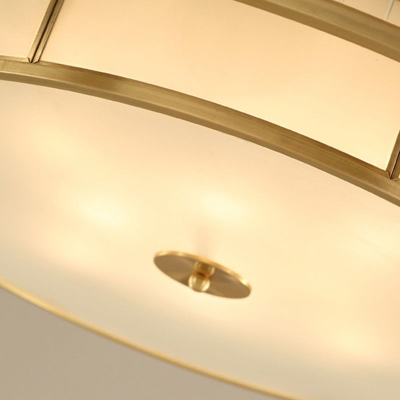 Trommelförmiges Wohnzimmer Flush Mount Licht Klassische Creme Glas Gold Flush Mount Befestigung mit Ausschnitt Metall Dekor