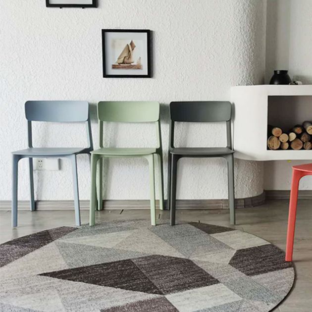 Sillas contemporáneas de comedor y acento Silla lateral con respaldo abierto de plástico con acabado mate