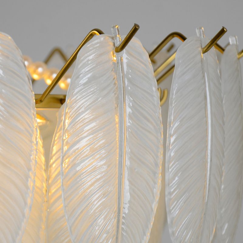 Luminaires de lustre en métal doré.