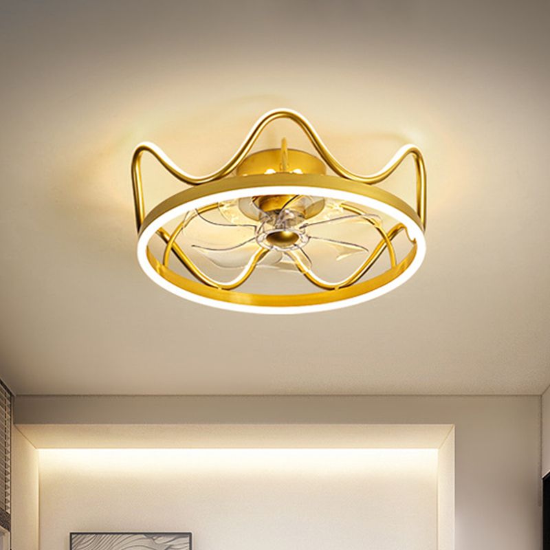 Crown Shape Dinging Sala de 7 cuchillas Ventilador colgante Lámpara Metálica Moderna LED Semi Flush en oro/negro, 22 "de ancho
