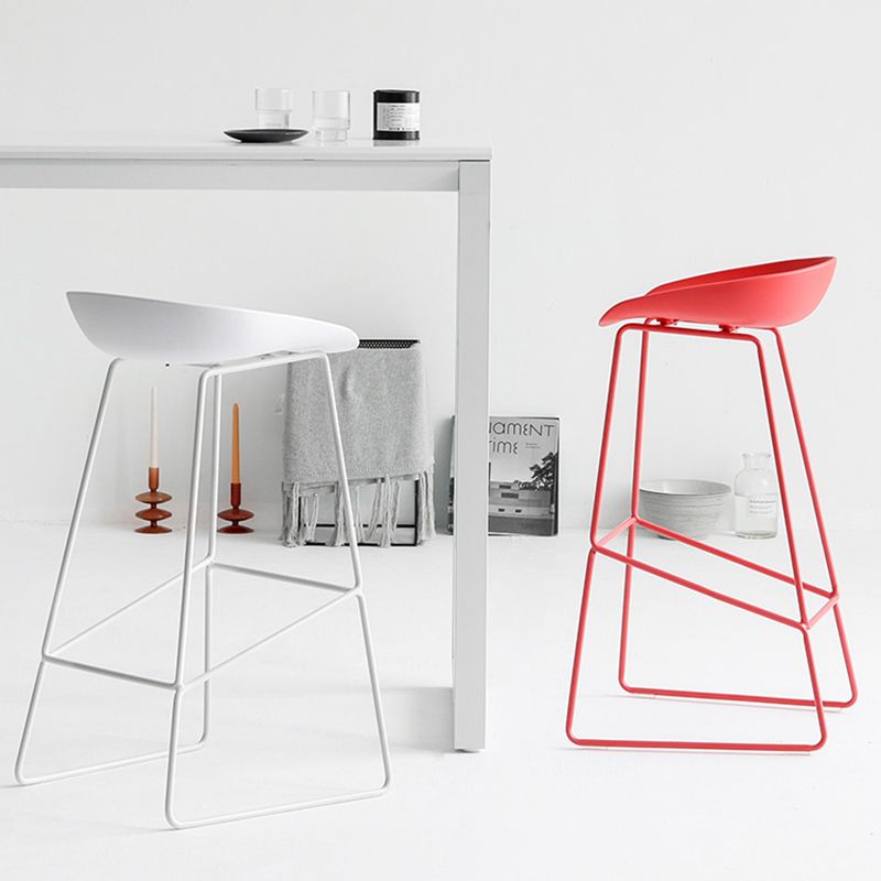 Nordic Indoor Barhocker mit niedriger Rückenlehne, einfacher hoher Eisenhocker mit Kunststoffsitz
