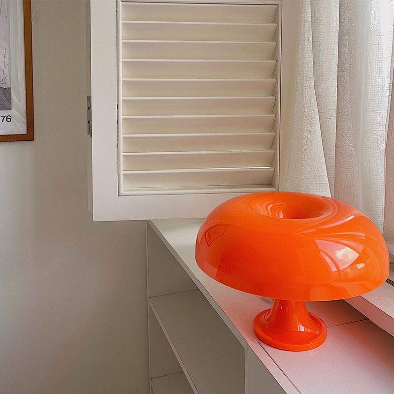Lampada da tavolo colorata di macaron in stile nordico studia la scrivania della stanza per bambini