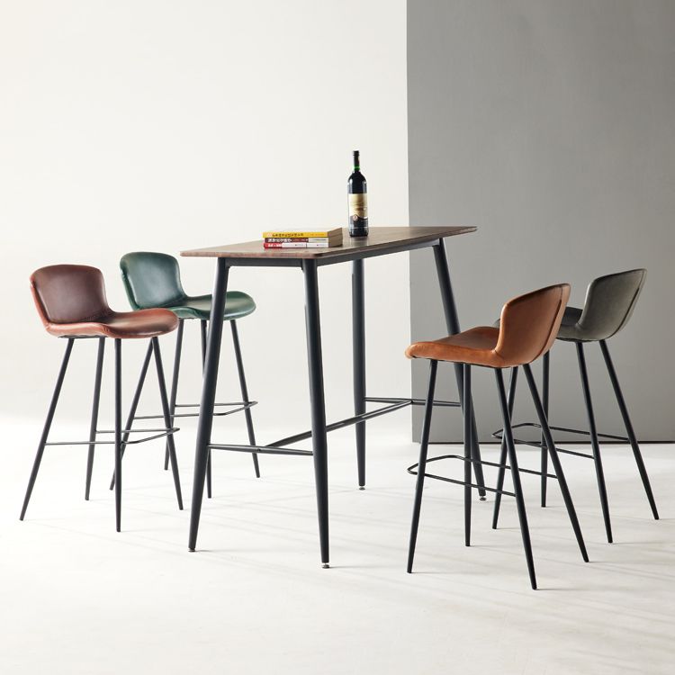 Moderner Barhocker mit Metallgestell und Kunstledersitz für die Küche