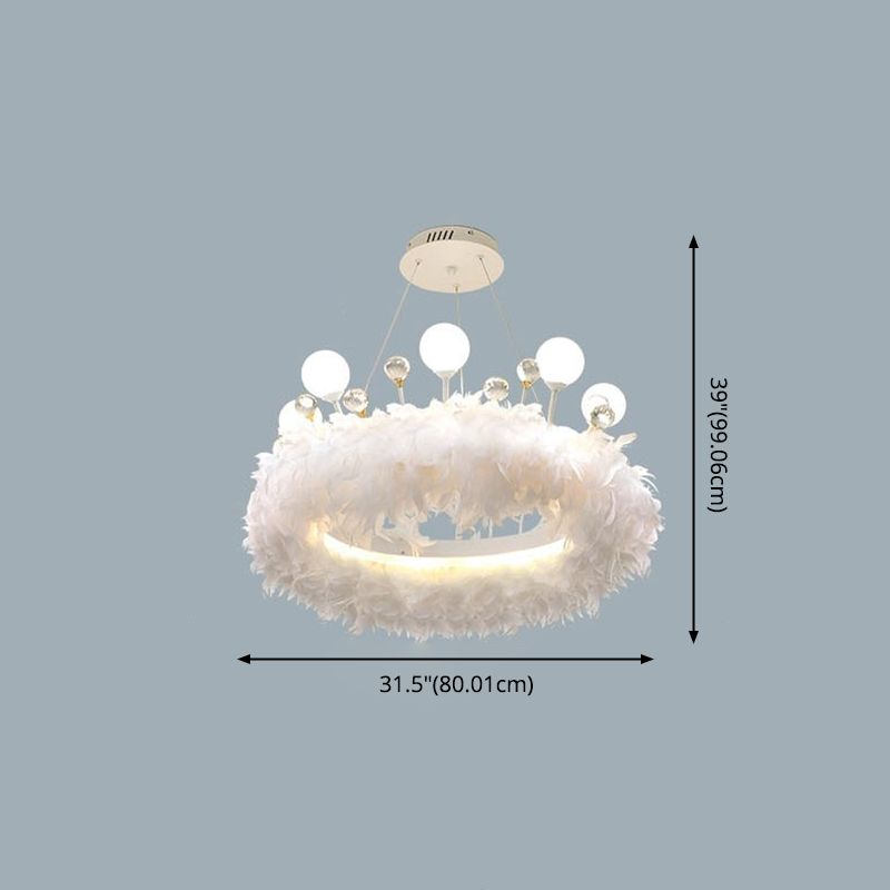 Luz colgante de LED de plumas blancas en una lámpara de aluminio de estilo de lujo moderno con decoración de cristales