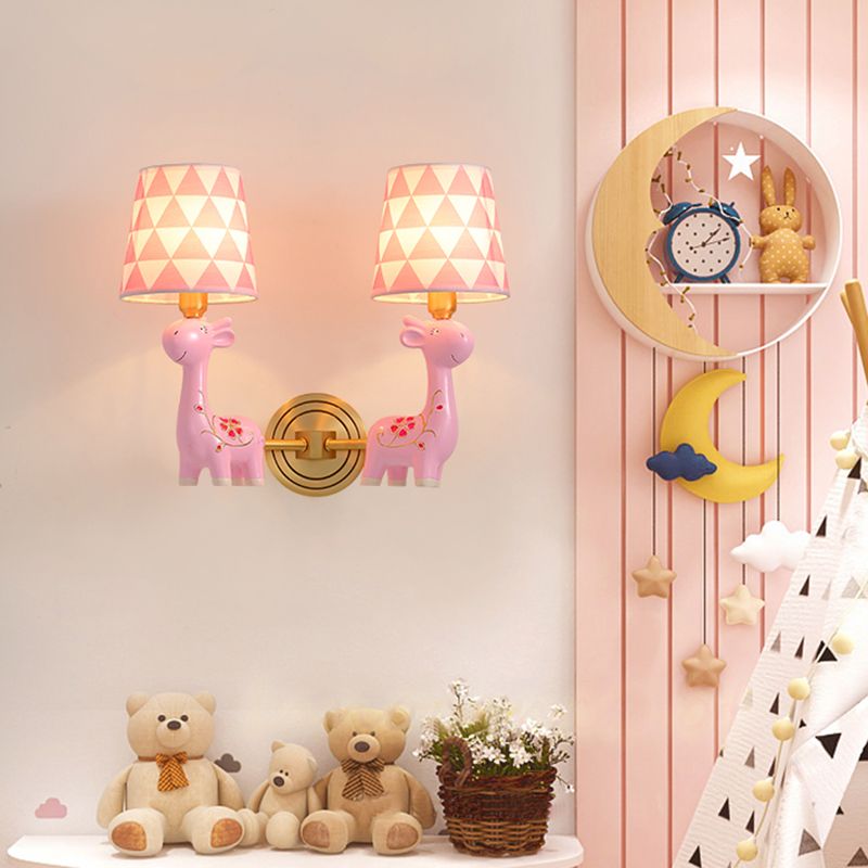Giraffe Resin Monte a parete Light Kids Pink Wall Lighting con tonalità in tessuto modellato