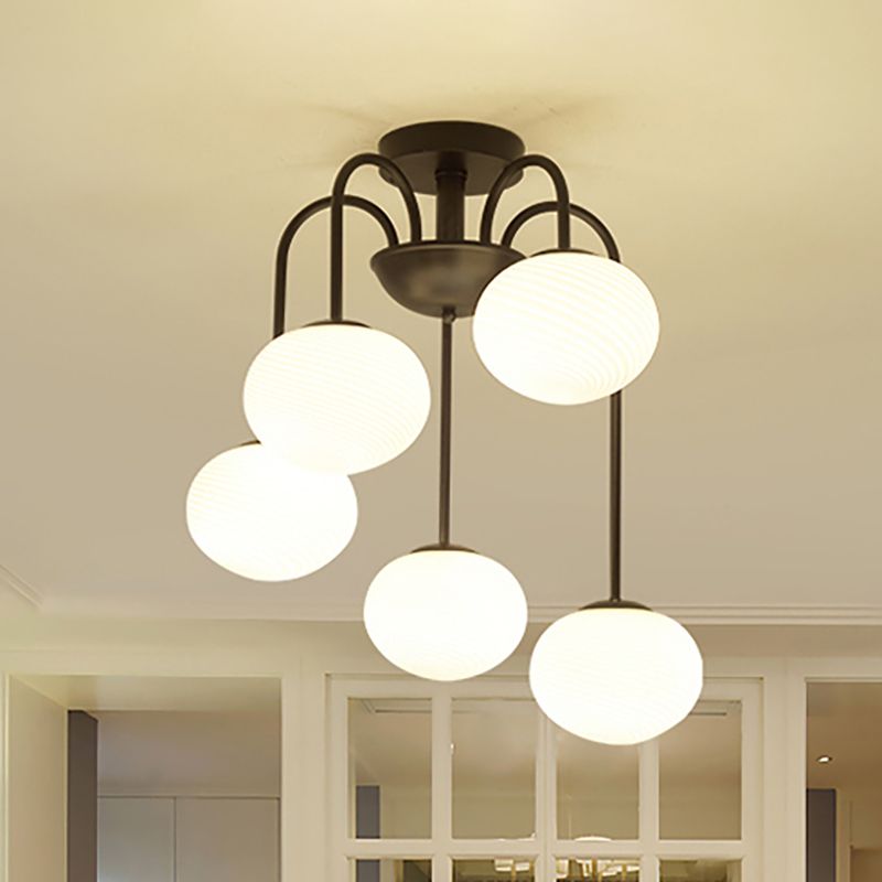 Luz de techo de 5 luces modernistas con tono de vidrio esmerilado Bola de acabado negro/blanco Luz de montaje de flush