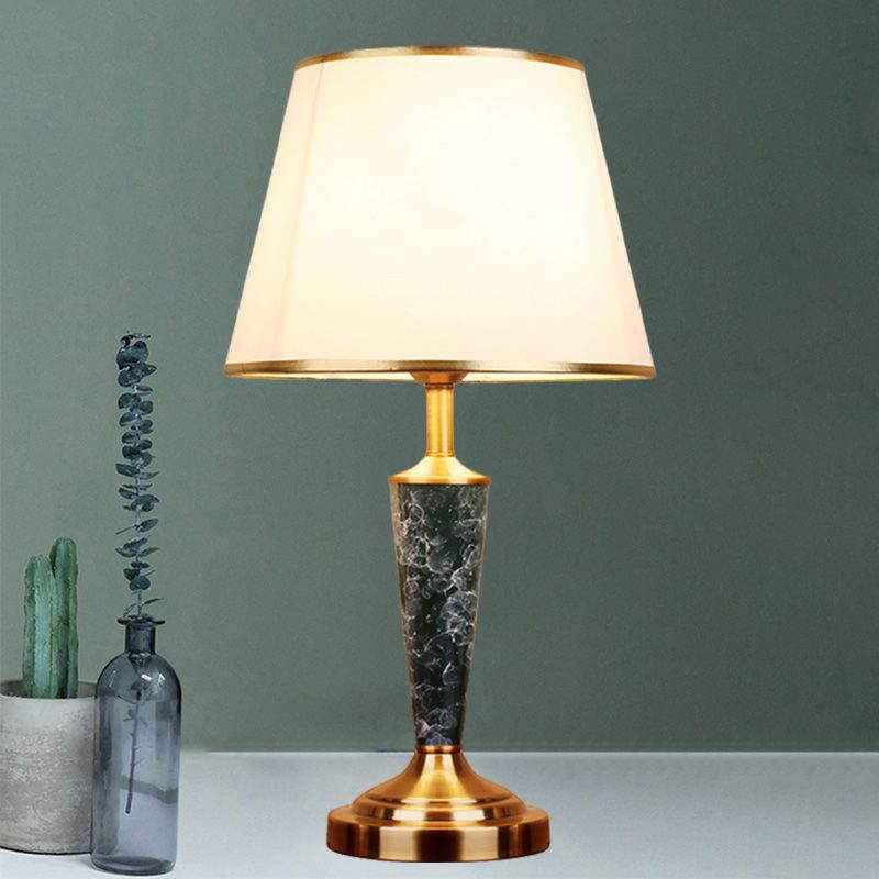 Tissu blanc table de nuit lampe évasée à 1 tête de style vintage de style vintage Lumière avec conception de feuilles