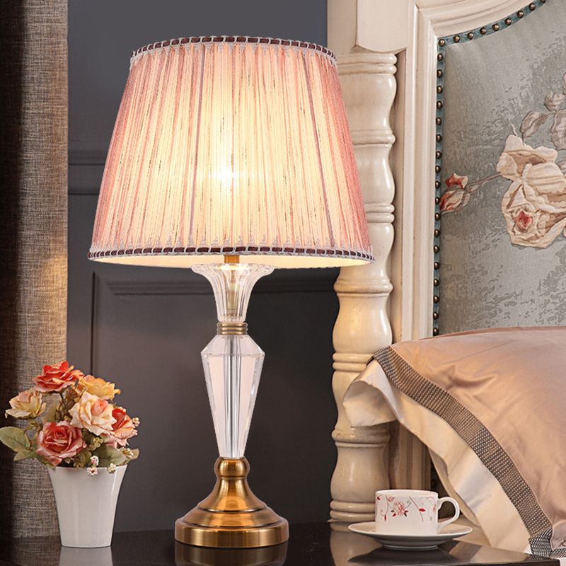 1 tête de salon de bureau modernisme modernisme table rose clair avec une teinte en tissu conique