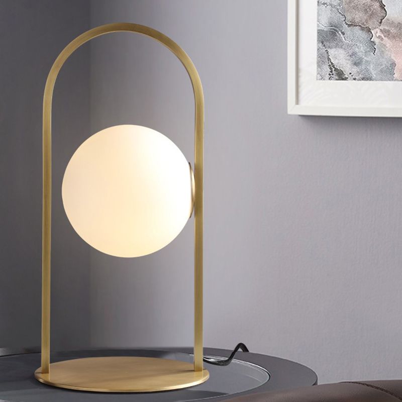 Post moderner ovaler Ringtisch Leuchte Metall 1 Glühbirnen Wohnzimmer Schreibtischlampe in Messing mit Ballmilchglasschatten