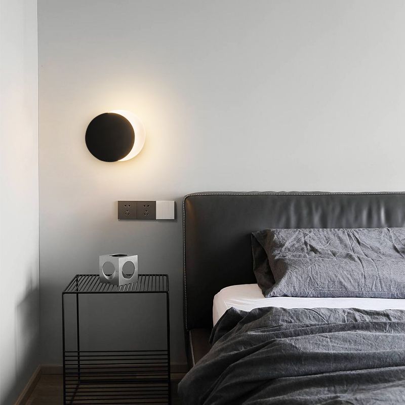 Schlafzimmer mit einer Kopfwand nach Metall postmoderne Wand montiertes Leuchte