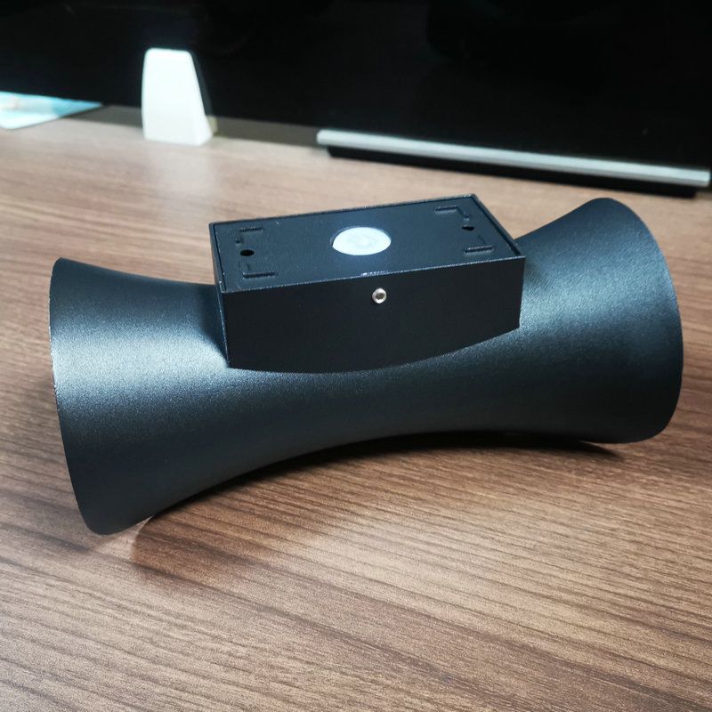 Curl Shape Wall Light Modern Style Metal 1 Light Wall Lamp in Black/White