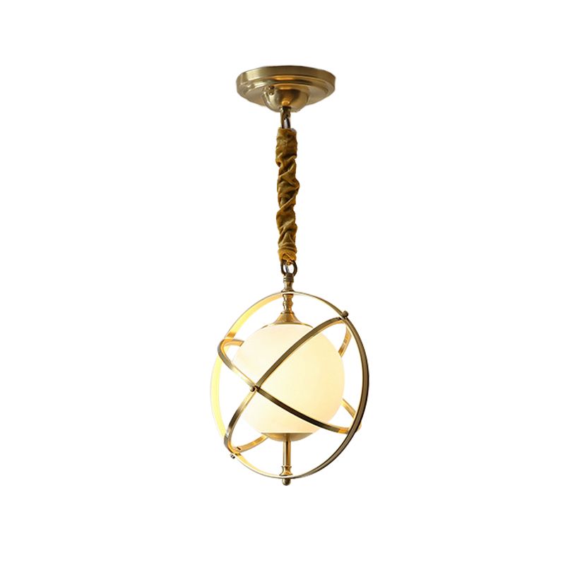 Accesorio de iluminación colgante de órbita de latón posmoderno 1 cabeza de metal colgante con sombra de vidrio blanco