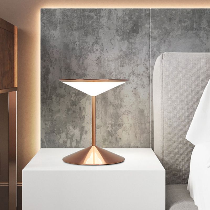 Illuminazione da comodino a imbuto in metallo Lampada da comodino a LED moderna in oro rosa per camera da letto