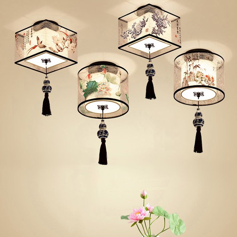 Lampada tradizionale con soffitta tradizionale del soffitto di tessuto geometrico.