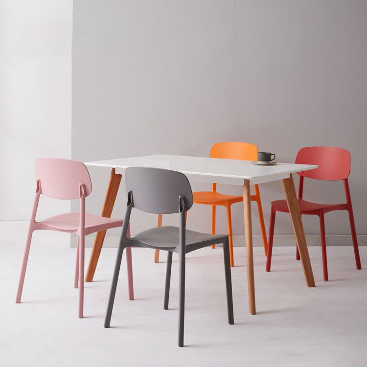 Silla auxiliar de plástico escandinavo para sala de conferencias, silla de comedor con respaldo abierto (juego de 4)