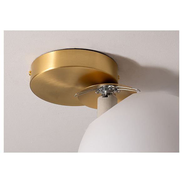 Moderne Goldmetall -Halbflush -Halterung hell weißer Globus Glasdecke Flush Mount für Schlafzimmer