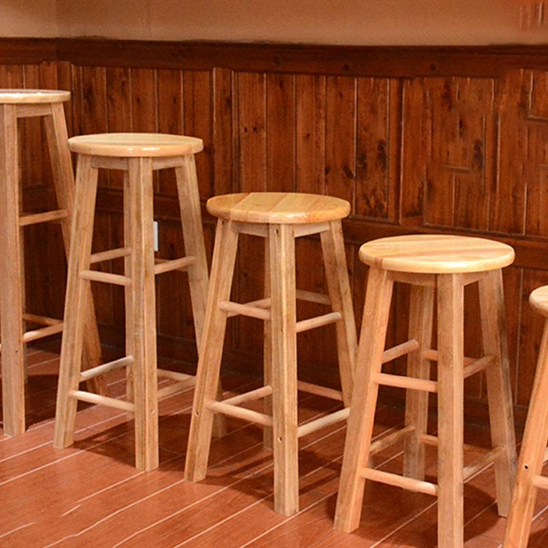 Moderner armloser, rückenfreier Barhocker aus Holz mit Holzsitz und Pedal