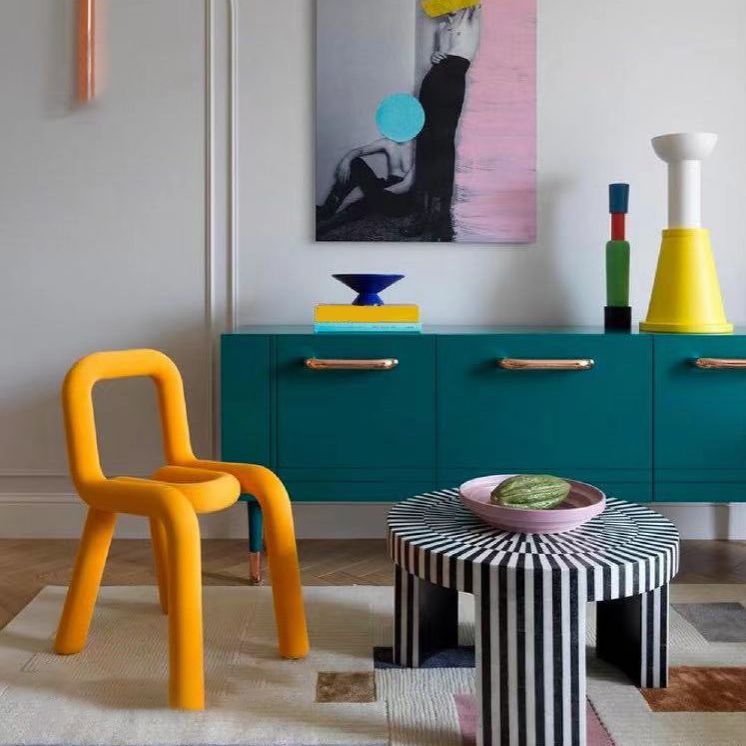 Silla lateral de salón de estilo diseñador de terciopelo, silla de comedor con respaldo abierto y acabado mate