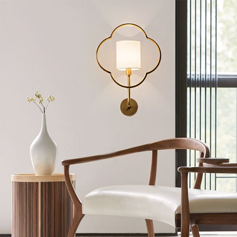Luminaire mural de cylindre traditionnel 1 lampe murale de la nuance de tissu clair avec cage métallique en or pour la chambre