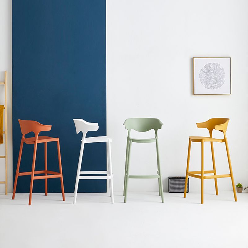 Taburete de bar con asientos de plástico de estilo nórdico, taburete de bar colorido con respaldo de 4 patas (juego de 2)