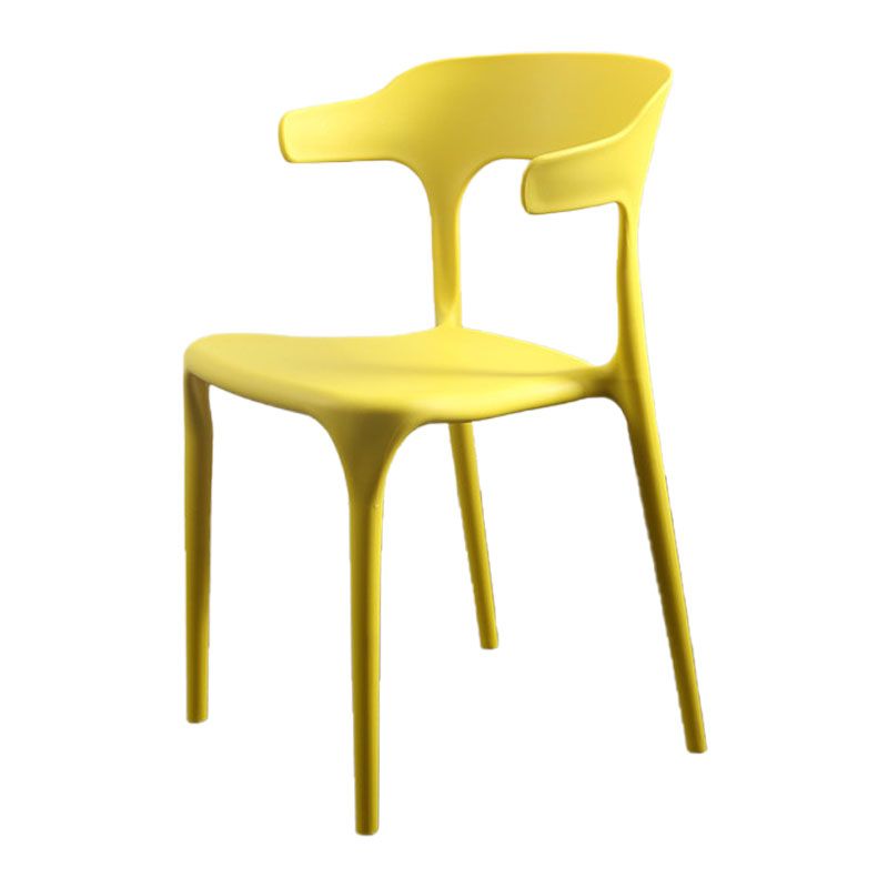Sedia a braccio di plastica contemporanea.