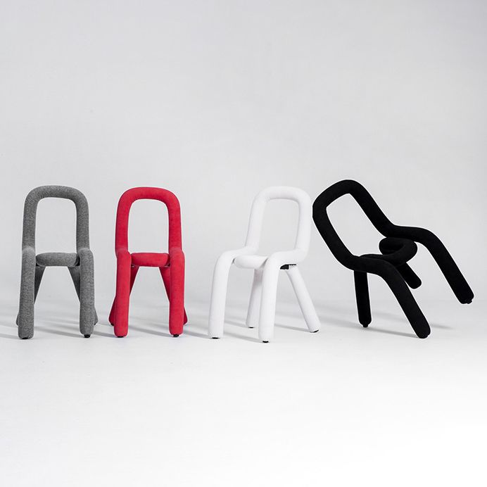 El metal del estilo del diseño de Glam preside la silla lateral abierta de la parte posterior del comedor de la cocina