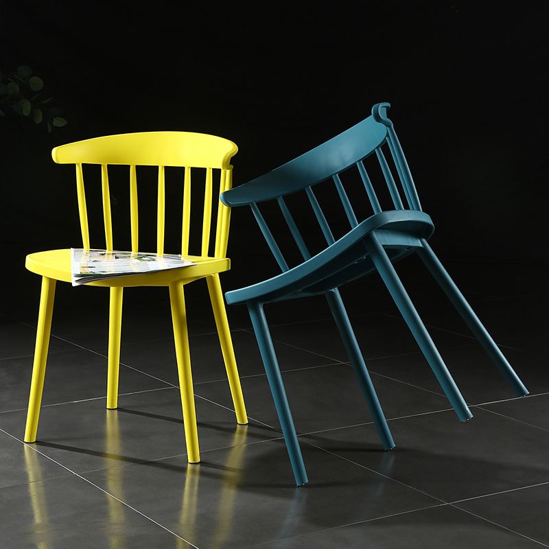 Silla lateral de plástico contemporánea sin brazos, silla lateral apilable con respaldo Windsor para uso doméstico