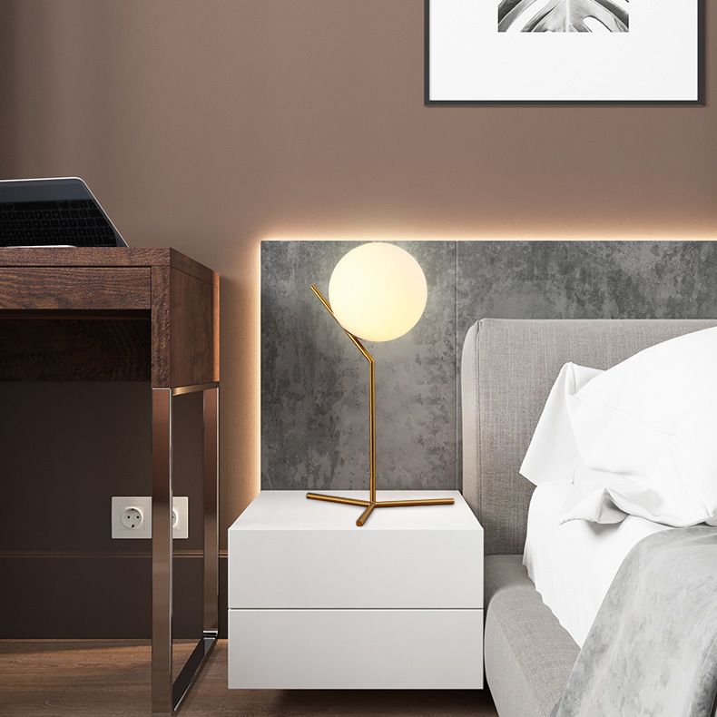 Lámpara de mesa de globo de vidrio blanco estilo Nordic Simplicity Fexting de iluminación de dormitorio en oro electrochado